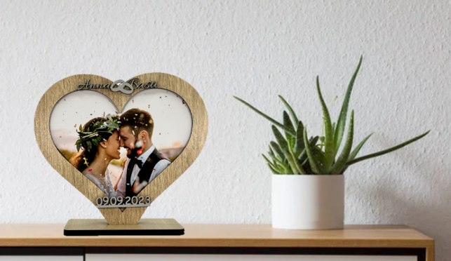 Dekobeispiel Bilderrahmen Hochzeit auf Sideboard